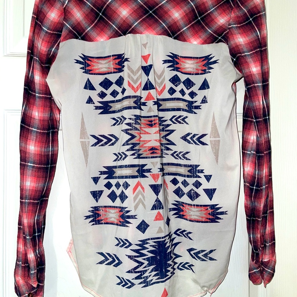 Junior’s long-sleeved button-down top